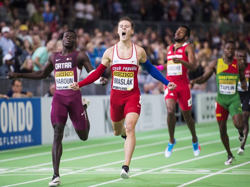 Pavel Maslák se raduje z triumfu ve finále běhu na 400 metrů na halovém mistrovství světa.