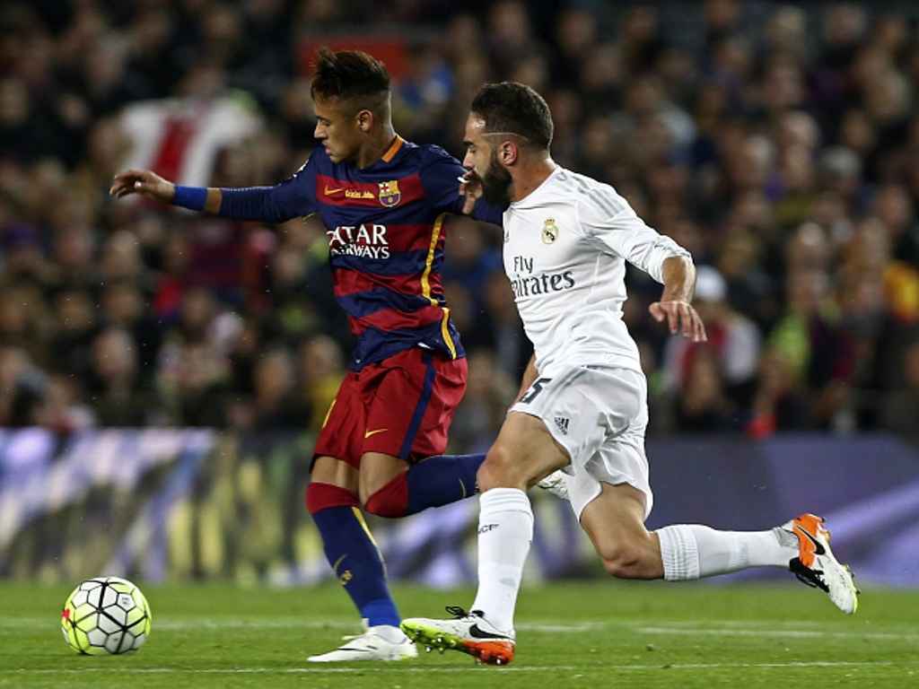 Neymar z Barcelony (vlevo) a Carvajal z Realu Madrid.