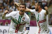 Kanonýr Portugalska Cristiano Ronaldo (vlevo) se raduje z gólu proti České republice na ME. 