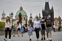 Lidé v rouškách proti šíření koronaviru 9. května 2020 na pražském Karlově mostě