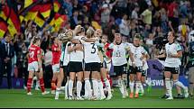 Německé fotbalistky slaví po výhře nad Rakouskem postup do semifinále Eura 2022