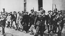 Němečtí vojáci odvádějí obyvatele srbského města Kragujevac k místu, kde je hromadně povraždili