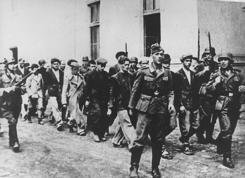 Němečtí vojáci odvádějí obyvatele srbského města Kragujevac k místu, kde je hromadně povraždili