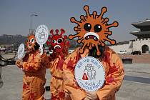 Ekologičtí aktivisté s maskách symbolizijících koronavirus se 30. března 2020 v Soulu účastní kampaně, která má pomáhat v prevenci proti nákaze.
