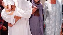 Princezna Diana při návštěvě Pákistánu v roce 1997. Na snímku s Imranem Khanem se svojí tehdejší manželkou.