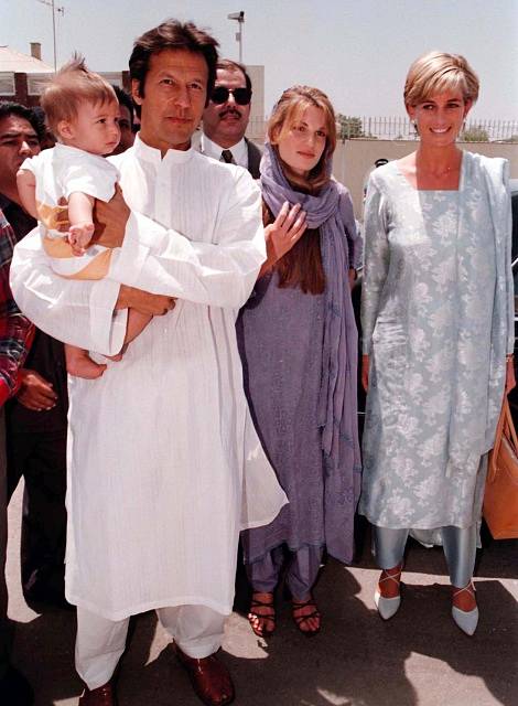 Princezna Diana při návštěvě Pákistánu v roce 1997. Na snímku s Imranem Khanem s jeho tehdejší manželkou.