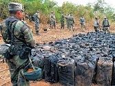 Vojáci střeží 3,3 tuny kokainu, nalezené v džungli poloostrova Yucatan v havarovaném letadle. Ilustrační foto