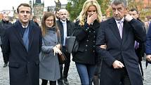 Francouzský prezident Emmanuel Macron zavítal za doprovodu premiéra Andreje Babiše a jeho ženy Moniky Babišové během své návštěvy Prahy i na Karlův most.