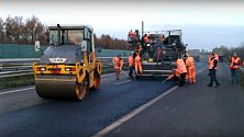 Příprava povrchu jedné nizozemské dálnice ze samoopravitelného asfaltu.