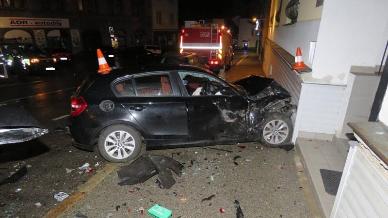 Kuriózní nehody z českých silnic. Zde opilá řidička nabourala přímo do zdi policejní služebny.