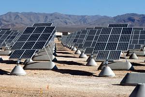 Solární panely v poušti (ilustrační snímek)