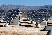 Solární panely v poušti (ilustrační snímek)