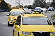 Taxikáři v Praze protestovali proti sdíleným přepravním službám typu Uber.