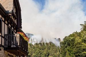 Lesní požár v Českém Švýcarsku se přibližuje k Hřensku.