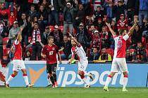 Fotbalisté Slavie se radují v derby z gólu proti Spartě. Sudí jim ho však upřel.