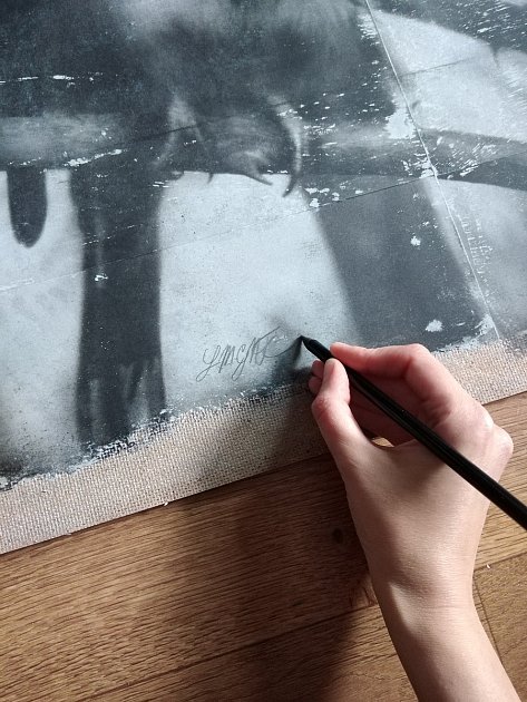 Olivie Dvořáková chtěla být módní návrhářkou, ale stala se fotografkou. Unikátním způsobem propojuje zcela odlišné světy fotografie a betonu.