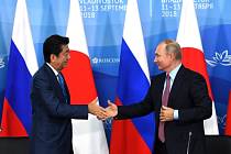 Ruský prezident Vladimir Putin a japonský premiér Šinzó Abe na ekonomickém foru ve Vladivostoku