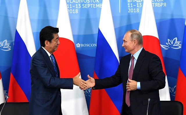 Ruský prezident Vladimir Putin a japonský premiér Šinzó Abe na ekonomickém foru ve Vladivostoku