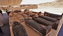 Egyptské naleziště v Sakkáře vydalo nyní opravdové unikáty. Archeologové objevili 150 vzácných bronzových sošek a 250 dřevěných sarkofágů se zachovalými mumiemi.