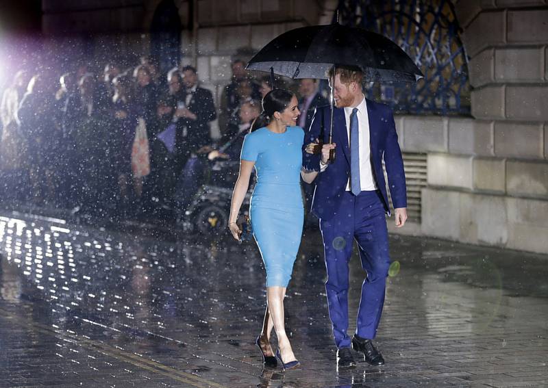 Britský princ Harry s manželkou Meghan na jedné z posledních akcí, kde vystupovali jako oficiální zástupci britské královské rodiny. Šaty výrazné barvy, které vévodkyně Meghan zvolila, byly podle odborníků od bývalé herečky velmi jasným gestem.