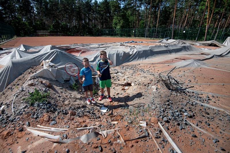 Tenisové centrum. Nové tenisové kurty měly po 24. únoru hostit dětský turnaj, ale měsíční bombardování zcela zničilo zastřešené části kurtů. Jinde zůstaly stopy po pumových střelách.