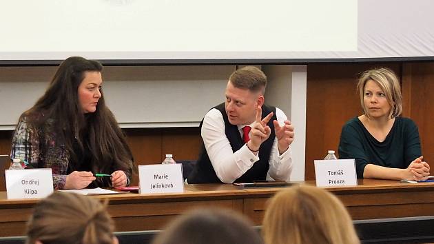 Diskusní panel na konferenci věnované roku války na Ukrajině. Zleva: Marie Jelínková, Tomáš Prouza a Andrea Krchová