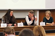 Diskusní panel na konferenci věnované roku války na Ukrajině. Zleva: Marie Jelínková, Tomáš Prouza a Andrea Krchová