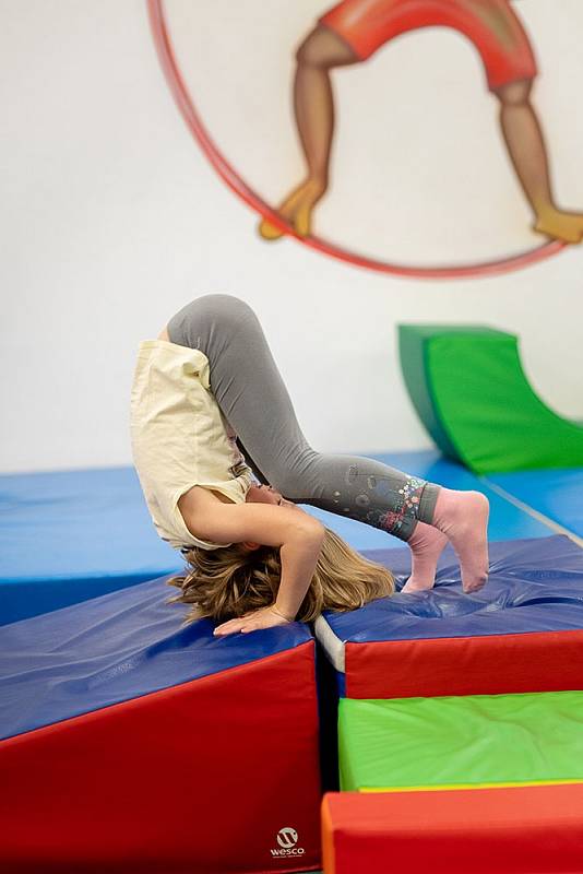 U předškolních dětí se doporučuje cvičení nebo řízený pohyb dvakrát týdně šedesát minut