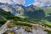 Turisté ve Vysokých Tatrách na Slovensku sestupují z hory Veľká Svišťovka k Zelenému plesu.