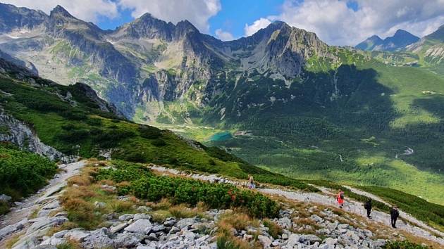 Turisté ve Vysokých Tatrách na Slovensku sestupují z hory Veľká Svišťovka k Zelenému plesu.