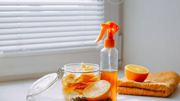 Pomerančové slupky jsou skvělými pomocníky při úklidu.