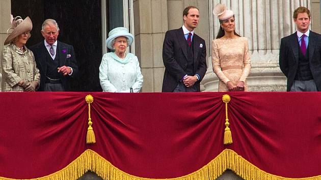 Královská rodina na balkonu Buckinghamského paláce v roce 2012, kdy Alžběta II. slavila 60 let na trůnu a zároveň narozeniny.