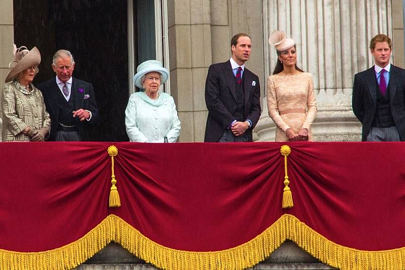 Královská rodina na balkonu Buckinghamského paláce v roce 2012, kdy Alžběta II. slavila 60 let na trůnu a zároveň narozeniny.