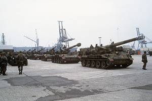 Houfnice M110 americké armády skladovaná před transportem v roce 1984. Její varianty měly sloužit k odpalu neutronové bomby W79
