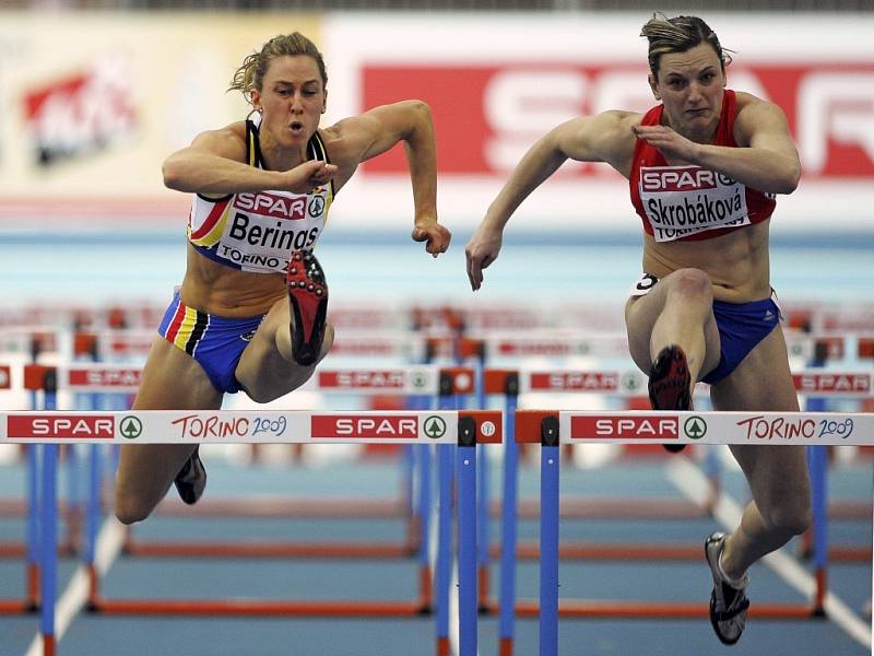 Boj o zlato: Belgičanka Eline Beringsová (vlevo) nakonec porazila ve finále běhu na 60 m překážek Češku Lucie Škrobákovou. 