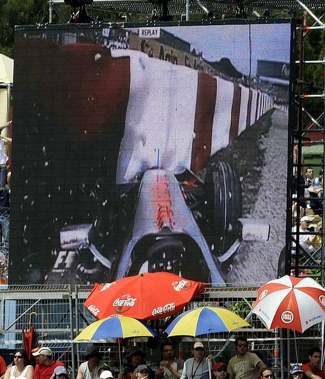 Takhle viděli diváci v Barceloně těžkou havárii Heikki Kovalainena na velkoplošných obrazovkách.