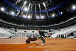 Příprava kurtu na zápas Davis cupu mezi ČR a Srbskem probíhala i 27. března v pražské O2 Areně. 