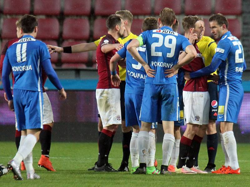 Sparta - Liberec: Marek Bakoš (vpravo) to od domácích schytal