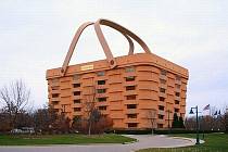 Basket ( kabelka ), Ohio, USA Sedmipatrový dům ve tvaru velké kabelky je ústředím americké firmy Longaberger, která se specializuje na výrobu dámských kabelek. Každé z \