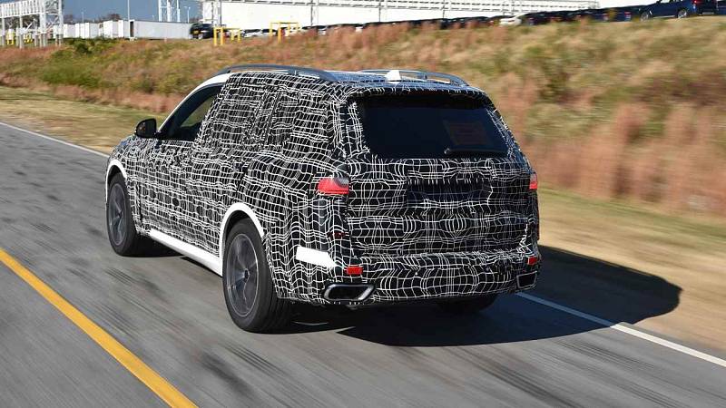 Maskovaný prototyp nového BMW X7.