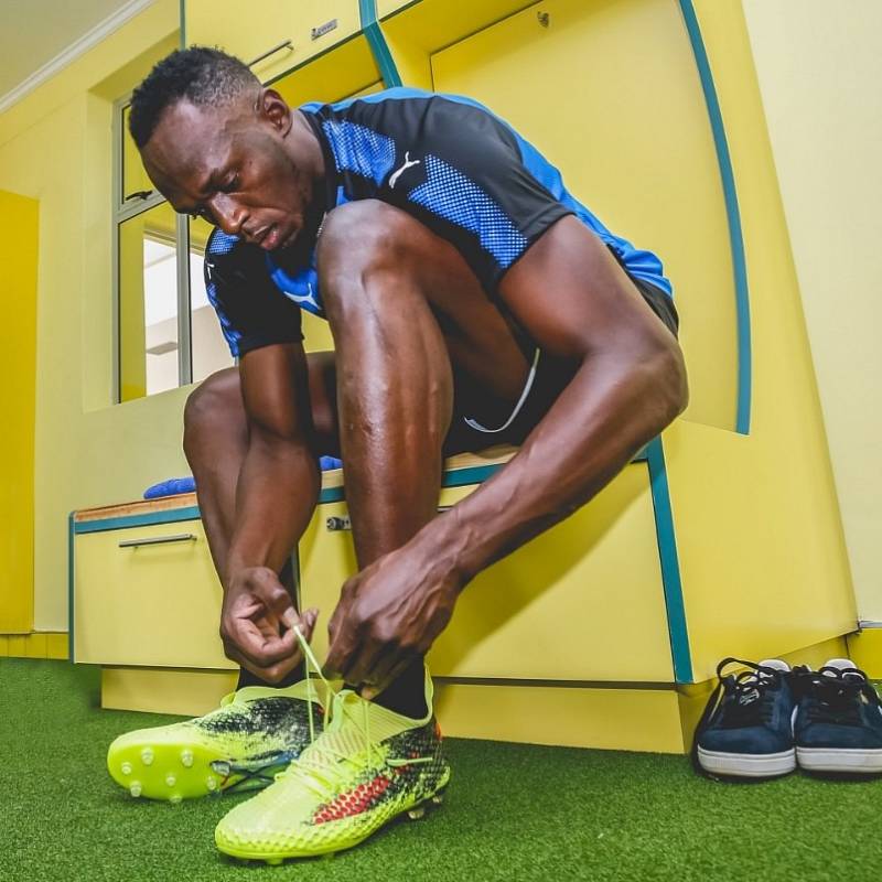 Usain Bolt před fotbalovým tréninkem