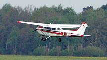 Červenobílá Cessna podobná té, se kterou podroušený pilot přistál v newyorských ulicích