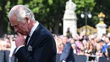 Princ Charles, nyní nový britský panovník Karel III. při návratu do Buckinghamského paláce v pátek 9. září