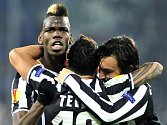 Fotbalisté Juventusu (zleva) Paul Pogba, Carlos Tévez a Andrea Pirlo se radují z gólu proti Trabzonsporu.