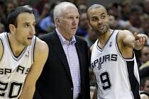 Trenér San Antonia Gregg Popovich (uprostřed) s hvězdami týmu Manu Ginobilim (vlev) a Tony Parkerem.