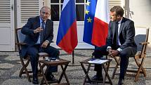 Francouzský prezident Emmanuel Macron (vpravo) a jeho ruský protějšek Vladimir Putin.