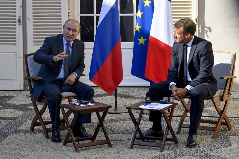 Francouzský prezident Emmanuel Macron (vpravo) a jeho ruský protějšek Vladimir Putin.