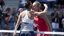 Petra Kvitová (vpravo) nestačila ve čtvrtfinále US Open na Flavii Pennettaovou.