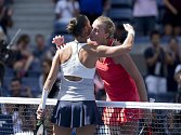 Petra Kvitová (vpravo) nestačila ve čtvrtfinále US Open na Flavii Pennettaovou.