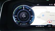 Elektromobil Volkswagen e-Golf. Modré číslo 222 ukazuje, kolik kilometrů ještě auto může ujet